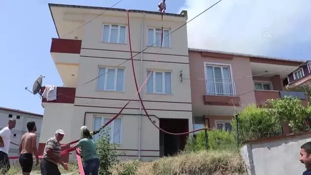 Bir apartmanın çatısında çıkan yangın hasara neden oldu