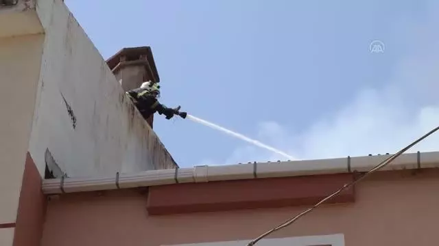 Bir apartmanın çatısında çıkan yangın hasara neden oldu