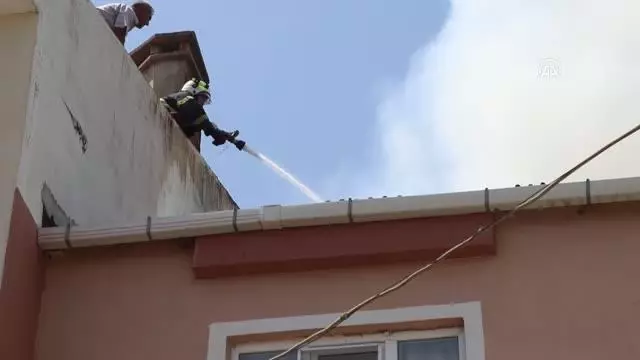 Bir apartmanın çatısında çıkan yangın hasara neden oldu