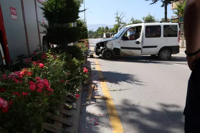 Kontrolden çıkan hafif ticari araç aydınlatma direğine çarptı: 1 yaralı