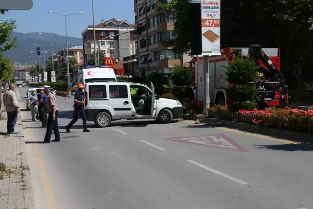 Kontrolden çıkan hafif ticari araç aydınlatma direğine çarptı: 1 yaralı
