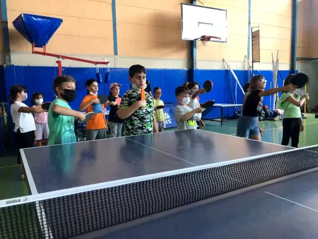 Bozüyük'te minikler masa tenisi kursuna yoğun ilgi gösteriyor