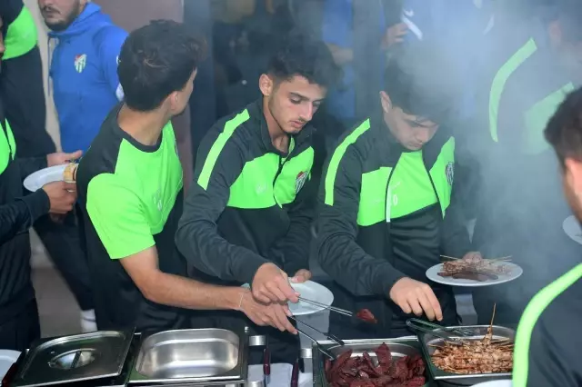 Bursasporlu oyuncular mangal partisinde moral depoladı