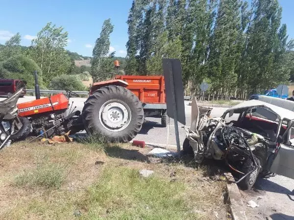 Son dakika haber: Çorum'da otomobil ile traktör çarpıştı: 3 ölü, 2 yaralı