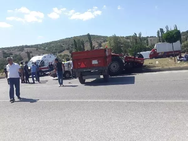 Son dakika haber: Çorum'da otomobil ile traktör çarpıştı: 3 ölü, 2 yaralı