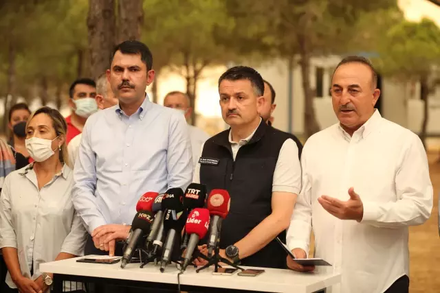 Son dakika gündem: Dışişleri Bakanı Çavuşoğlu: 6 noktada Kızılay sıcak yemek servisi yapıyor, diğer giyecek gibi acil ihtiyaçların karşılanması için muhtarlarla bir...