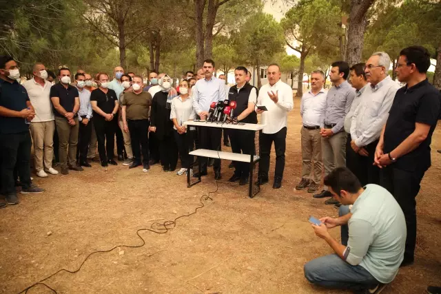 Son dakika gündem: Dışişleri Bakanı Çavuşoğlu: 6 noktada Kızılay sıcak yemek servisi yapıyor, diğer giyecek gibi acil ihtiyaçların karşılanması için muhtarlarla bir...