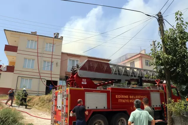 Bir apartmanın çatısında çıkan yangın hasara neden oldu