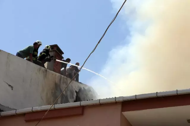 Bir apartmanın çatısında çıkan yangın hasara neden oldu