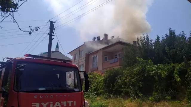 Edirne'de bir apartmanın çatısında çıkan yangın söndürüldü