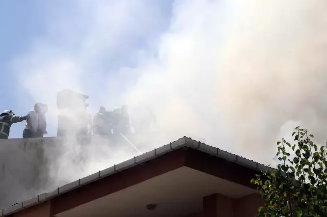 Bir apartmanın çatısında çıkan yangın hasara neden oldu
