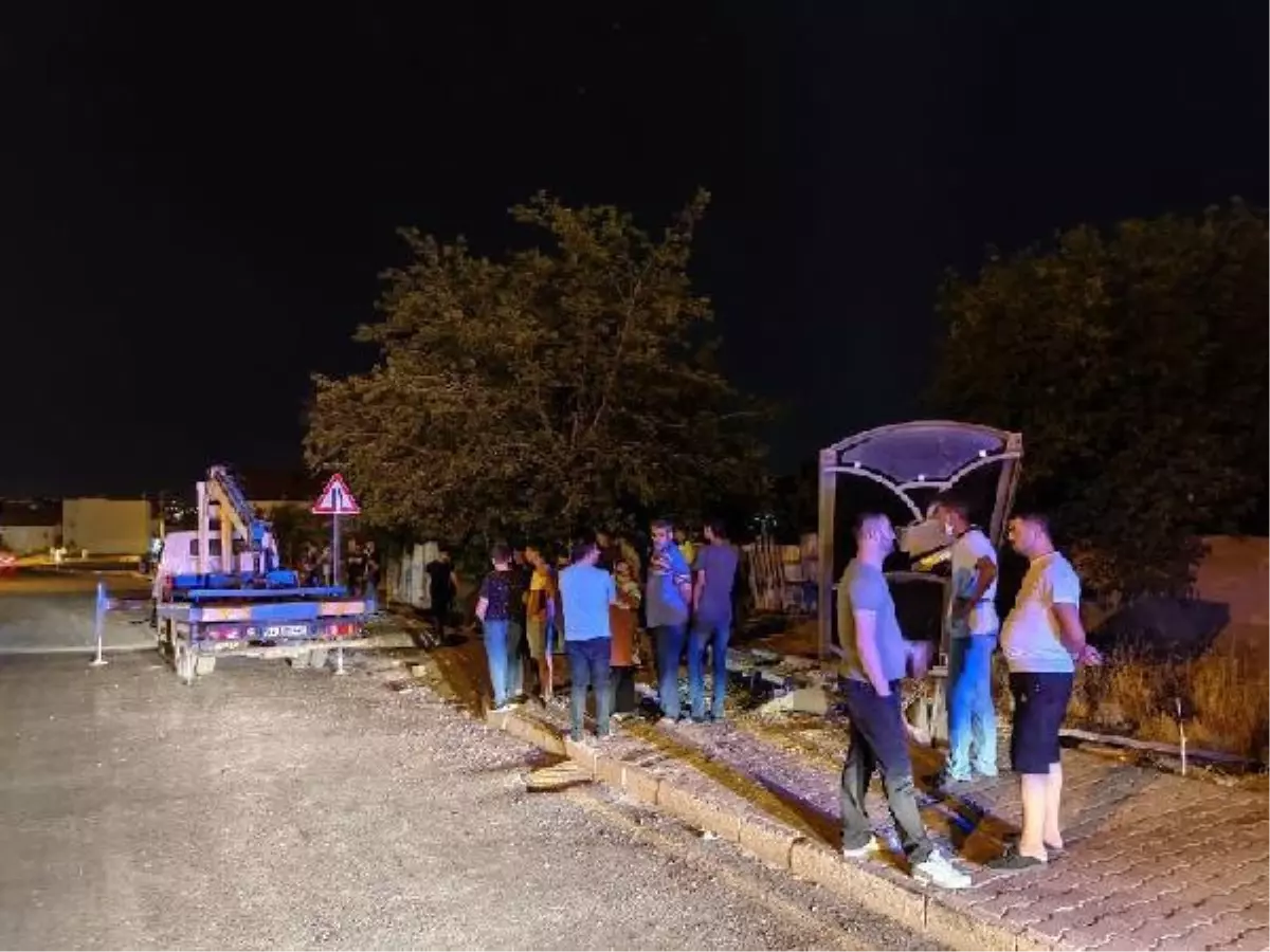 EHLİYETSİZ SÜRÜCÜNÜN KULLANDIĞI OTOMOBİL, DURAĞA ÇARPIP DEVRİLDİ: 4 YARALI