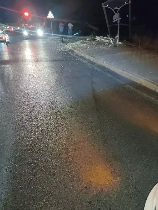 EHLİYETSİZ SÜRÜCÜNÜN KULLANDIĞI OTOMOBİL, DURAĞA ÇARPIP DEVRİLDİ: 4 YARALI