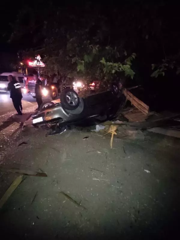 EHLİYETSİZ SÜRÜCÜNÜN KULLANDIĞI OTOMOBİL, DURAĞA ÇARPIP DEVRİLDİ: 4 YARALI