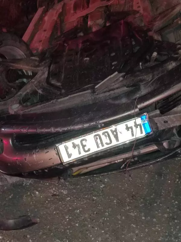 EHLİYETSİZ SÜRÜCÜNÜN KULLANDIĞI OTOMOBİL, DURAĞA ÇARPIP DEVRİLDİ: 4 YARALI