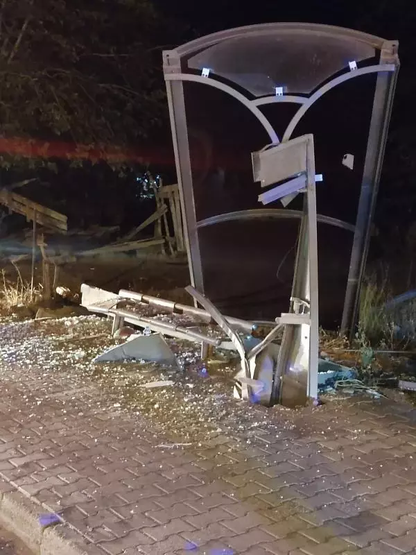 EHLİYETSİZ SÜRÜCÜNÜN KULLANDIĞI OTOMOBİL, DURAĞA ÇARPIP DEVRİLDİ: 4 YARALI
