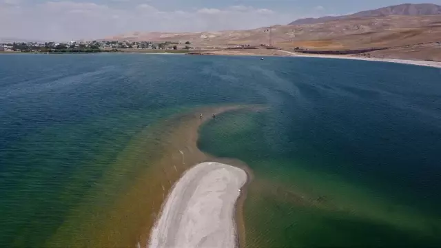 Erçek Gölü kıyısındaki park ziyaretçilerden ilgi görüyor