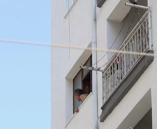 Son dakika haberi: ESKİŞEHİR - Kaldırımdan aracını çekmesini isteyen polisleri tüfekle tehdit ettiği iddia edilen şüpheliye gözaltı