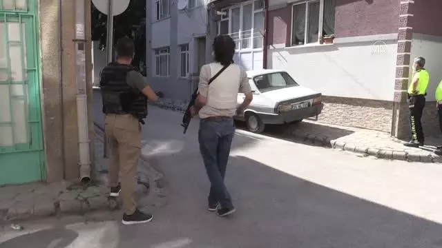 Son dakika haberi: ESKİŞEHİR - Kaldırımdan aracını çekmesini isteyen polisleri tüfekle tehdit ettiği iddia edilen şüpheliye gözaltı