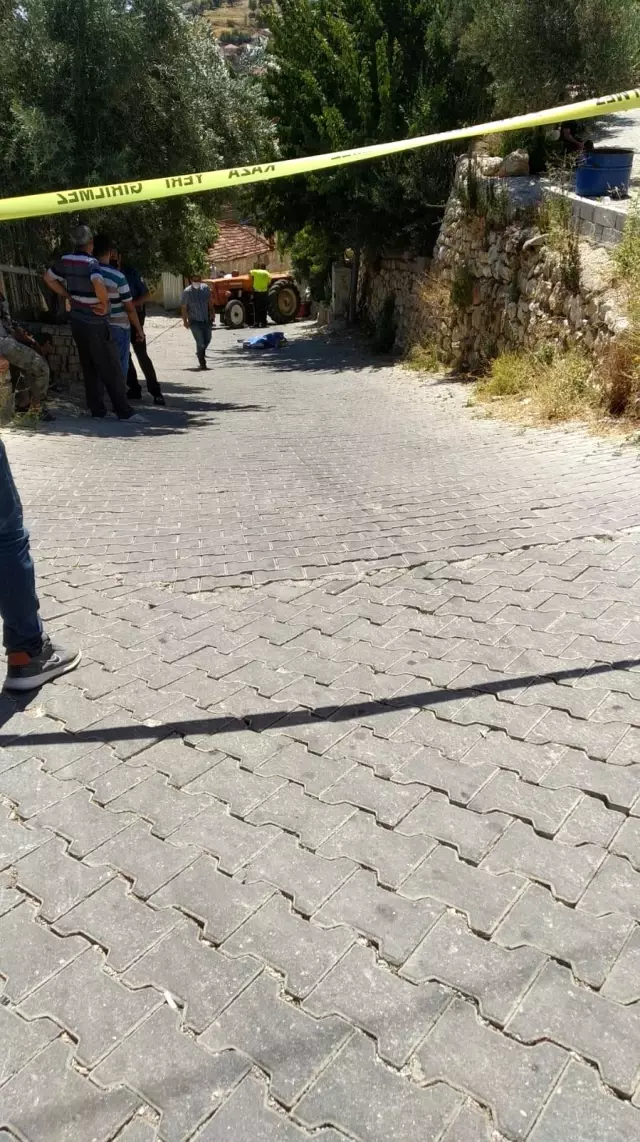 Geriye kaçırdığı traktörün altında can verdi