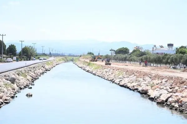 Gömeç Derkent'te yol düzenleme çalışmaları devam ediyor
