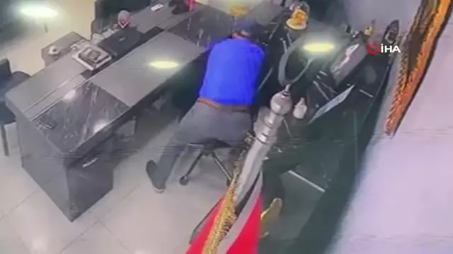 Güzellik merkezinin ofisine kadar girdi, çekmecedeki cüzdanı böyle çaldı