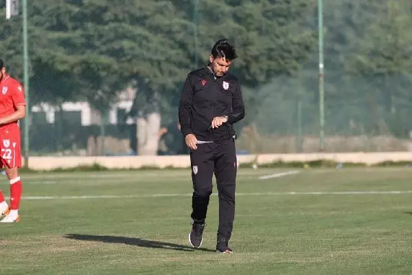 Hakemler gelemeyince mücadeleyi yardımcı antrenörler yönetti