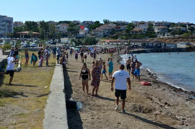 Halk plajında boğulmak üzere olan öğretmen son anda kurtarıldı