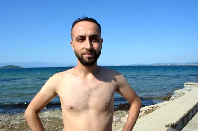 Halk plajında boğulmak üzere olan öğretmen son anda kurtarıldı