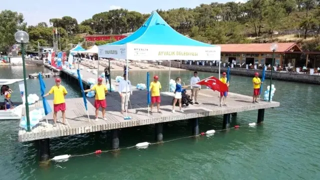 Halk plajında boğulmak üzere olan öğretmen son anda kurtarıldı
