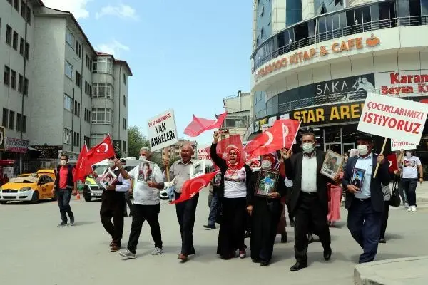HDP'LİLERİN MÜZİKLE SESLERİNİ BASTIRMAYA ÇALIŞTIĞI ANNELERDEN BİRİ BİNAYA GİRMEYE ÇALIŞTI