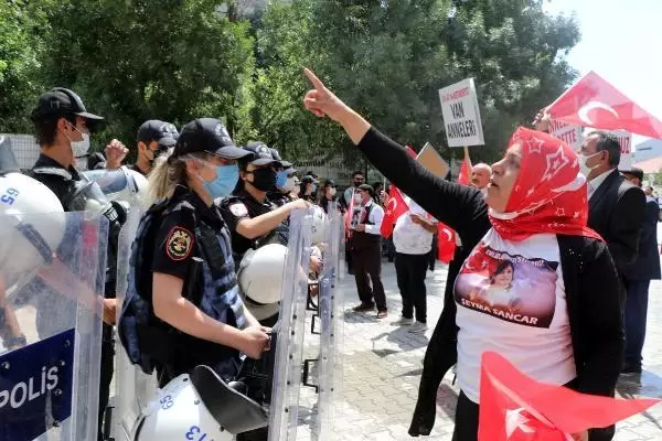 HDP'LİLERİN MÜZİKLE SESLERİNİ BASTIRMAYA ÇALIŞTIĞI ANNELERDEN BİRİ BİNAYA GİRMEYE ÇALIŞTI