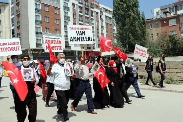 HDP'LİLERİN MÜZİKLE SESLERİNİ BASTIRMAYA ÇALIŞTIĞI ANNELERDEN BİRİ BİNAYA GİRMEYE ÇALIŞTI