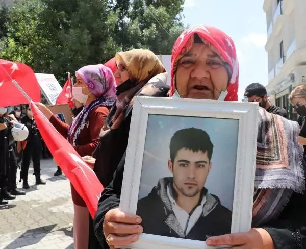 HDP'LİLERİN MÜZİKLE SESLERİNİ BASTIRMAYA ÇALIŞTIĞI ANNELERDEN BİRİ BİNAYA GİRMEYE ÇALIŞTI