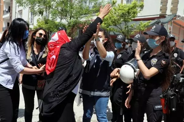 HDP'LİLERİN MÜZİKLE SESLERİNİ BASTIRMAYA ÇALIŞTIĞI ANNELERDEN BİRİ BİNAYA GİRMEYE ÇALIŞTI