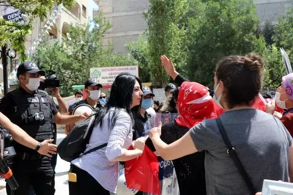 HDP'LİLERİN MÜZİKLE SESLERİNİ BASTIRMAYA ÇALIŞTIĞI ANNELERDEN BİRİ BİNAYA GİRMEYE ÇALIŞTI