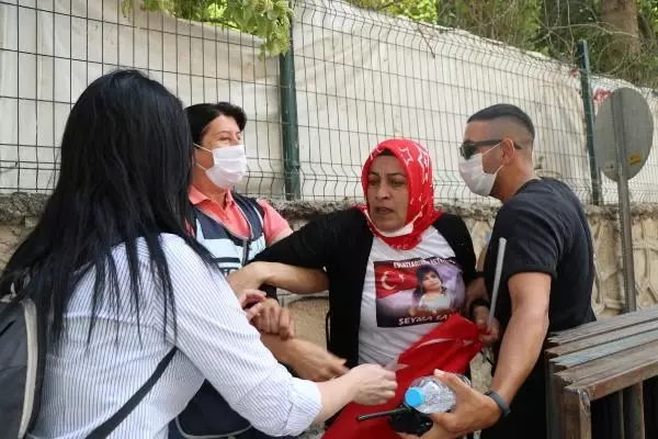 HDP'LİLERİN MÜZİKLE SESLERİNİ BASTIRMAYA ÇALIŞTIĞI ANNELERDEN BİRİ BİNAYA GİRMEYE ÇALIŞTI