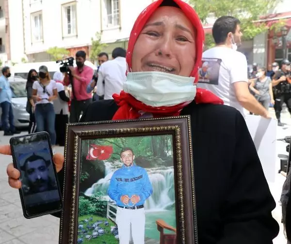 HDP'LİLERİN MÜZİKLE SESLERİNİ BASTIRMAYA ÇALIŞTIĞI ANNELERDEN BİRİ BİNAYA GİRMEYE ÇALIŞTI