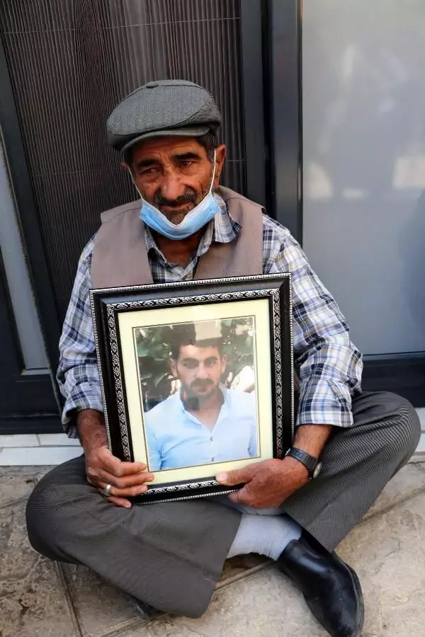 HDP'LİLERİN MÜZİKLE SESLERİNİ BASTIRMAYA ÇALIŞTIĞI ANNELERDEN BİRİ BİNAYA GİRMEYE ÇALIŞTI