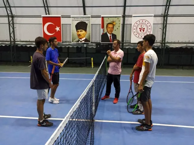 Iğdırlı genç tenisçiler Türkiye Şampiyonası finalleri için ter döküyor