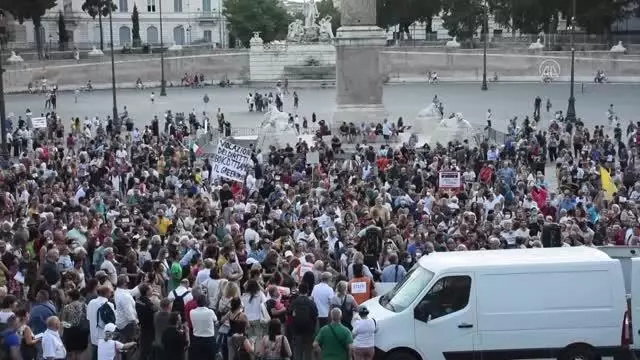 İtalya'da Kovid-19 önlemleri çerçevesinde çıkarılan Yeşil Geçiş belgesine yönelik protestolar sürüyor