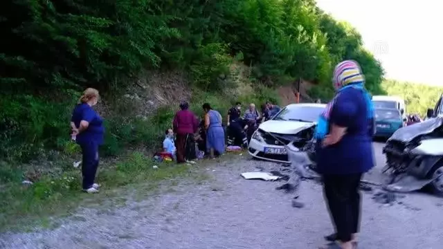 KASTAMONU - İki otomobil çarpıştı: 6 yaralı