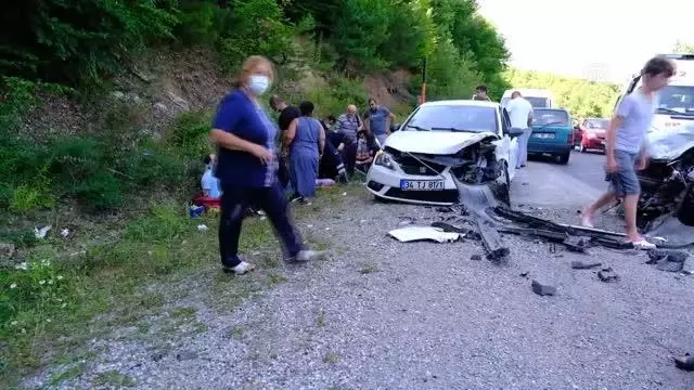 KASTAMONU - İki otomobil çarpıştı: 6 yaralı