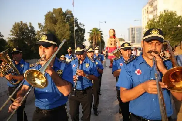 KÜÇÜK AMAL YÜRÜDÜ, SIĞINMACI ÇOCUKLAR ŞARKILAR SÖYLEDİ