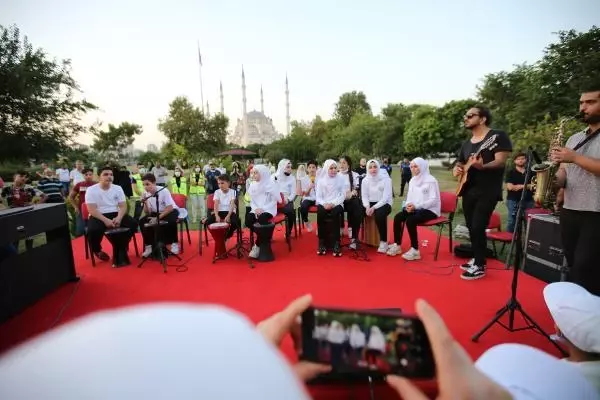KÜÇÜK AMAL YÜRÜDÜ, SIĞINMACI ÇOCUKLAR ŞARKILAR SÖYLEDİ