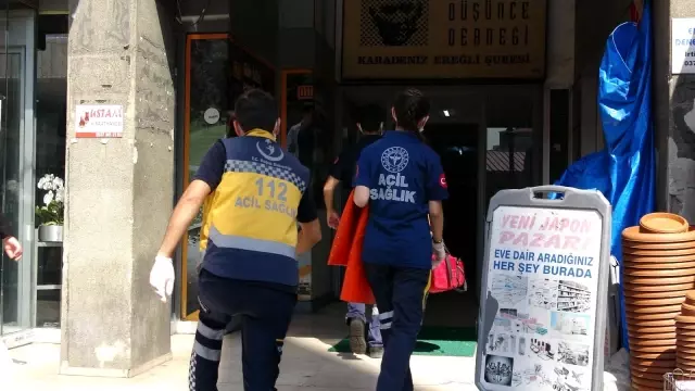 Maaşını alamayınca çalıştığı binanın çatısına çıktı
