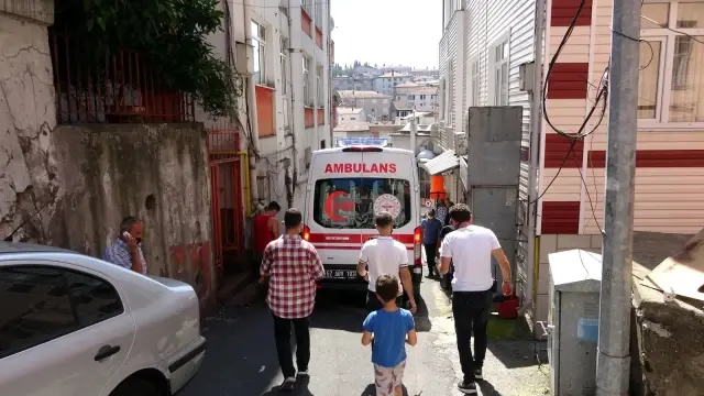 Maaşını alamayınca çalıştığı binanın çatısına çıktı