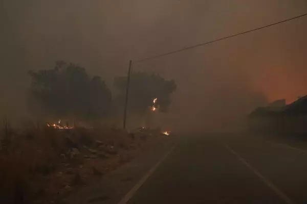 MANAVGAT'TAKİ BÜYÜK YANGINDA 2'NCİ GÜN; BİR MAHALLE DAHA BOŞALTILDI