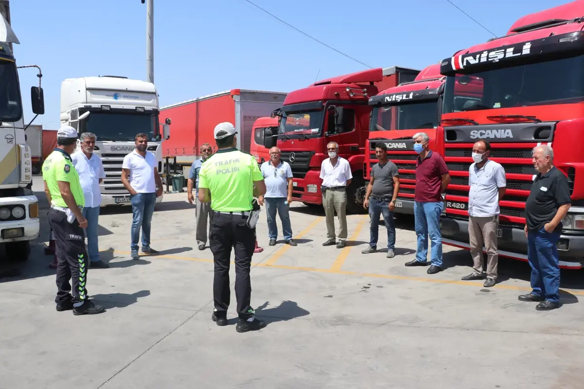 Son dakika haberi... Manisa'da trafik polisleri, sürücülere trafik kazalarıyla ilgili broşür dağıttı
