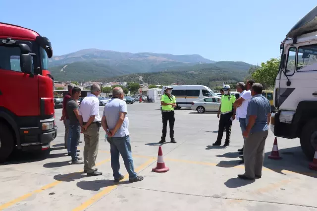 Son dakika haberi... Manisa'da trafik polisleri, sürücülere trafik kazalarıyla ilgili broşür dağıttı